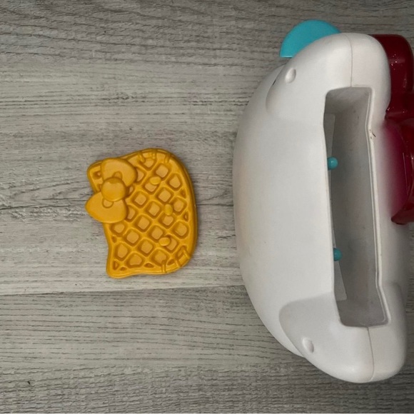 hello kitty toaster💙 - Picture 2 of 3